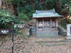 高麗山の山道の分岐点です。いずれの方向からも高麗山を一周できます。