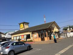 帰り道、お昼になったので山田うどんに寄ります。
連れは初めての山田うどんです。
私は松戸の店と五反田駅にあった店に行ったことがあります。