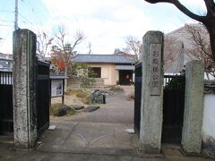 加藤家住宅側は工事中で入れませんでしたが、南隅櫓は見学できるようで大洲高校側の公園入口は開いていました。大洲城から少し離れたここは江戸時代三の丸だったそうで、ここに三の丸南隅櫓が現存しています。櫓と加藤家住宅を中心に公園として一般開放されていました。