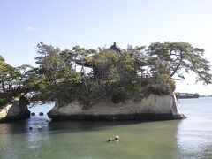 松島の観光船を降りたのち、桟橋近くの瑞巌寺五大堂へ。こんな小さな島の中に建っています。

https://zuiganji.or.jp/?page_id=7977