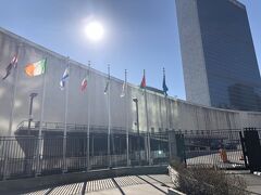 グランドセントラル駅から15分ほど歩いて，国連本部に到着しました。11時からの日本語ツアーに参加します。