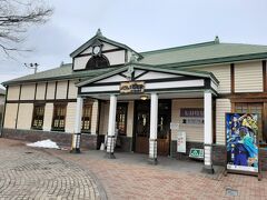 七日町駅。

駅にカフェを併設したお土産屋さんがあります。
そこで時間を潰しつつ、いったん電車で会津若松まで戻りました。

その後、年休だったのですがホテルで会社の会議に出て・・・