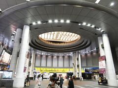 小倉駅大広場、天井が高く開放感満載。