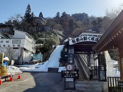 飯盛山の上の方までは、動く歩道（有料！）でアクセスが可能です。