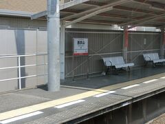 衣山駅の次は、西衣山駅。
すぐそこをＪＲが走っています。（この駅を出てすぐのところで、伊予鉄道の上をカーブしながら越えていき、別れることになります）

よくよく考えると、直接伊予鉄道とＪＲとを乗り換えられる駅は少なく（市内電車では松山駅前とか、郊外電車では郡中港駅と伊予市駅とかありますが）、ＪＲ側にも駅を作れば良さそうな立地ですが、課題が多いのか需要が少ないのか、ＪＲの駅はできていません。