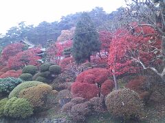 ホテル紅葉館の前にある旧松雲閣別館は、1927年に建築・開業、母屋作りの、延べ床面積約1,600平方メートルで総ヒノキ造り、赤色釉薬の花巻瓦葺き、手すきガラス使用、鉄くぎを一切使用していない組み立て方式による大規模旅館建築の建物。