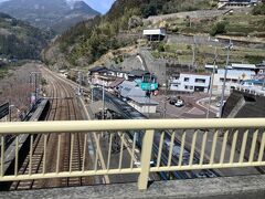 大歩危駅をまたぎます