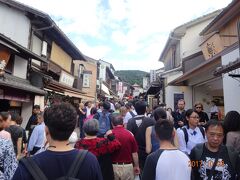 京都について最初に清水坂に向かいましたが、大混雑で歩くのもままならないほどの人の多さでした。
　清水辺りを散策しながら、ランチの出来るお店を探しました。