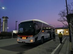 ★5：40
トイレ付のバスなので途中休憩はゼロ。終始座席に軟禁されて水沢駅に到着。田舎の町だとこの時間では空いているお店はコンビニ位。朝飯を買って、駅待合で食しました。