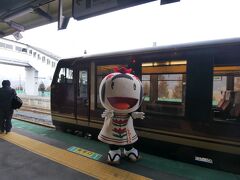 ★11：00
宮城県有数の温泉地、鳴子温泉駅で暫しの休憩タイム。
地元のゆるキャラがお出迎えしていました。