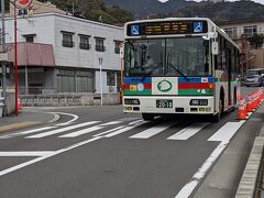 伊豆箱根バスに乗って湯河原駅へ向かいます。