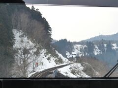 カーブの続く山道を、ゆっくり登って行きます。