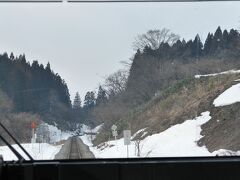 そんな鳴子峡を過ぎると、堺田駅を通って山形県へ。ここは駅のすぐ近くに「分水嶺」があることで知られている駅であり、太平洋側と日本海側に水の流れが別れる様子を見ることができます。