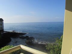 ハワイ島５日目。
ロイヤルコナリゾートホテルで迎える朝。
お部屋のラナイからはまぶしく光る海。