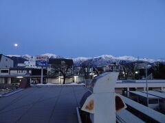 翌朝、始発列車で白馬へ。日の出前ですが、信濃大町駅から後立山連峰が綺麗に見えました。