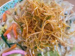 また別の日、安中からの帰り道。
ずっと行ってみたかった長崎ちゃんぽんの店。松風。
この店夜しか営業していなかったので行けなかったのですが昼営業やテイクアウトも始まったようで思い切って寄ってみました。
カウンター席に１人（すっかりソロご飯に慣れてしまいました(^^;
ものすごい盛りの良さで半分も食べれず・・・この量だと夫婦２人でやっとかも・・・皿うどんに降参（笑）