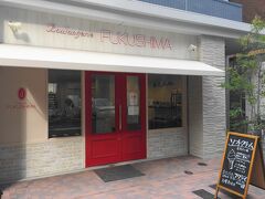 ブーランジェリー フクシマさんは、赤い扉が印象的な可愛いお店です。
