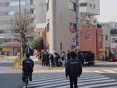 ん？このご時世に人だかりが？？

言わずと知れた「ラーメン二郎 三田本店」ですよ。

若者はいいねぇ・・・・。
おばちゃんにはもうきっとあんなのは無理。

実は食べた事はないんですよ。
本家も、インスパイヤ系も。
見ただけで、「ムーリー！！」って思ってしまうけれど、
キアヌ様も大好きみたいだし、今度、チャレンジしてみようかな？

キアヌ・リーブスも春馬君同様、地上に修行に出された天使なので好きです。
あたおかでスミマセン。