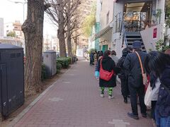 そして、着いたお店の前は長蛇の列！
やっぱりか～～。

白金にあるショコラティエ、
Chocolatier Erica。
https://www.erica.co.jp/

入場制限で列はなかなか進まず・・・・・。