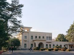 そして、最後に来たのが、東京都庭園美術館。

日本を代表するアールデコ様式邸宅。
美しいですね～。
