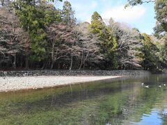 御手洗場で、心身を清めます。