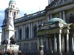 アイルランドと英国領北アイルランドの国境に検問所はありませんでした。道路名がM1からA1に変わりますが、国境に気付くことなく北アイルランドに入りました。

ベルファストの市庁舎。1906年に建造された建物で、市庁舎前にあるのはヴィクトリア女王像です。