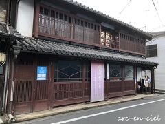 こちらは、龍馬が紀州藩と談判した旧魚屋萬蔵宅。
現在は、1階が食事処になっているのですが、この日は休業。