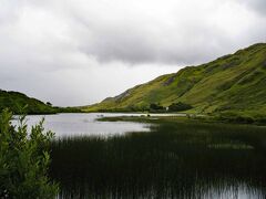 英国領北アイルランドから国境を越えて、再びアイルランドに入りました。コネマラ国立公園を訪問しました。ただ生憎の雨模様。山や谷、湖など天候が良ければ素晴らしい景観だろうと思いますが、雨天なので感激度が大幅低下。「地球の歩き方」に書かれている素晴らしい景観とは大違いでした。

ここはコネマラ地方随一の見所、カイルモア修道院です。湖の先、山の麓に白亜の修道院があります。