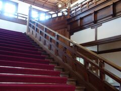 このホテルの最大の写真撮影スポットは大階段です。赤い絨毯に木造の手すり。そして，天井。すばらしい。