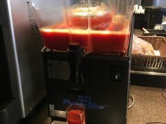 ラウンジにトマトジュースマシンが新設されていました。