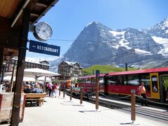 クライネ・シャイデック駅には午後1時23分に到着しました。
さあ、駅舎の中にあるレストラン「バーンホフ」で遅い昼食です。
駅からはアイガーの北壁やメンヒ、そしてユングフラウを正面に見ることができ絶好のビューポイントでした。