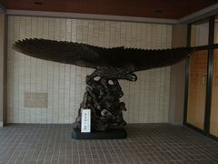 和倉温泉 加賀屋の入り口にあった鷹の置物