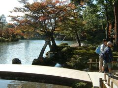 霞ヶ池の北岸に配された兼六園を代表する景観
徽軫灯籠（ことじとうろう）