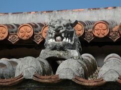 屋根の上に設置され、災厄をもたらす悪霊を追い払う魔除け