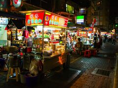 ちょっと遅めの食事へ。ホテルの裏側にある夜市を通り抜ける