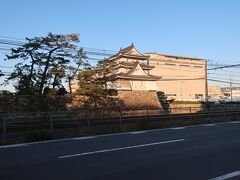 やってきたのは「史跡　高松城跡」。

ことでん「高松築港駅」からすぐ、「ＪＲ高松駅」からだと徒歩３分のところにあります。
「高松城」は「玉藻城」とも呼ばれ、この辺りの海が「玉藻の浦」と呼ばれていたことから、そのような呼び名に。

瀬戸内海の海水を、外堀、中堀、内堀に引き込んだこの城は、「日本三大水城」の一つと言われています。