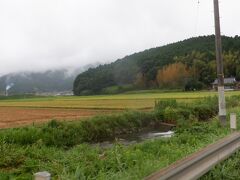 　昨日より自転車の後輪はガタガタしていました。7kmほど走ったところで、パンという音で後輪がパンクしました。喫茶ペチカハウスさんマスターさんご厚意で駐車場を借りて修理します。悪天候が続く中、今日は好天で修理はしやすく助かりました。