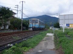 　松山に向かうＪＲ線と並行して走ります。ＪＲは大洲でトンネルを抜ける高速山線と絶景海岸を走る海線に分岐します。次の鉄分補給は道後温泉までお預けでした。