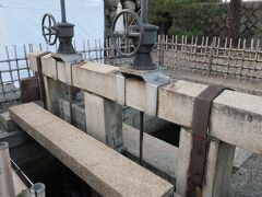 「水門」。

日本三大水城の一つと言われている「高松城」。
海と堀がつながっています。

現在は堀と海は唯一、城の北側を通る国道３０号下にある水路によってつながっているそうです。
潮の干潮による水位調節のために水門が設けられています。