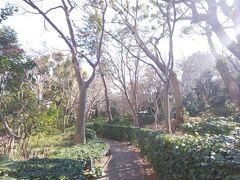 結構広いです。品川駅近くとは思えない感じ。
奥に「原美術館」があるんですが。。なんとつい先日閉館してしまったんですって。知らなかった。