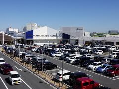 駅前には横浜南部市場とBRANCH南部市場があります。平日にも関わらずクルマでいっぱいです。