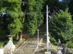 　元伊勢内宮皇大神社駐車場から3.2km(5分)で元伊勢外宮豊受大神社(参拝自由)に到着。参道入口に無料の駐車場が有ります。
　ここの祭神は丹後地方へ天下った農業の神様「豊受大神」で、衣食住を始め広く産業の守護神とされ、伊勢神宮外宮の元宮と言われていることから、「元伊勢外宮」とも称されています。
　参道は100ｍもありませんが、結構急な石段(たぶん100段前後:2~3分)を上がります。