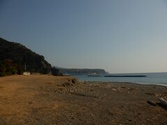 最初に海岸の方へ　夏だったら海水浴客も多そうですが、さすがに2月じゃ人は少ないです