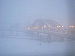 外は吹雪模様です。

出たくないなぁ～。

でもあさくるパス旅程だしな～。

きっと、朝早くに出発して、この日もあさくるパスを十分に活用していたら、逆に外に出なかったかもしれないな、と、今になって思います。


しかーし、この日は前旅行記でも綴らせて頂いた通り、前半はかなりスロースタートであさくるパスを無駄にしてしまいましたので、まさか一日を通じて無駄にする訳にはいかんやろう、てか、そもそも、あさくるパス購入したのは、これから行く先が最大の目的やったやろうが、と、自分に喝を入れなおして、”悪魔の囁き”には屈することなく、意を決して出発することにしました。

でも、この天候の下では歩きたくないケロ～(~_~;)。