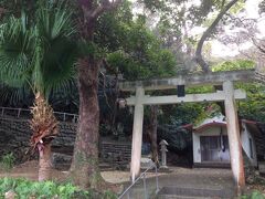 実久集落の外れにある実久三次郎神社。源為朝と地元・実久の女性との間に生まれたとされる実久三次郎を祀っている。