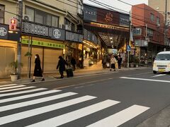 晩御飯までの間、熱海の街を散策しました。5時前だったので、お店も閉まりそうな雰囲気でした。