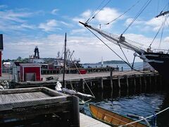 8月11日
半島海岸線に沿って車を進め、比較的大きな港町に到着。
ルーネンバーグ（Lunenburg）は、「北米で最も美しい」と言われる港町で、英国からの入植者たちによって1753年に築かれました。かつての大英帝国が築いた北米植民都市の特色を良く残しているとの理由で、ユネスコ世界遺産に登録されています。

何となく景観の良い町だなと思いましたが、世界遺産の港町であること、ここに来るまで知りませんでした。