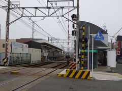 こちらが草薙駅、JRの草薙駅とは離れた場所にあります。ホーム同士だと乗り換えに最低でも5分くらいは見込んでおくべきかと。