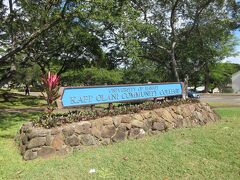 　バス停のすぐ後ろにあった表示からここはハワイ大学のキャンバスの一つのようだ。ここに大学があるとは・・・。