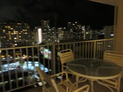 テラスからの夜景。ピンボケでも懐かしい。
3月22日付けのM新聞にハワイのホテルの稼働率は２０％という記事が載っていた。街角に日本人の姿は見えないそうである。
再びWaikikiを訪れることができる日が来ることを祈ってペンを置く。